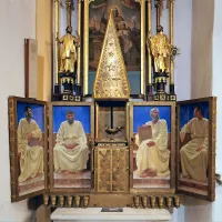 Helena Vurnik: Tabernakelj za oltar sv. Petra, 1930, les, 
medenina, steklo, olje, platno, župnijska cerkev sv. Petra, 
Radovljica

