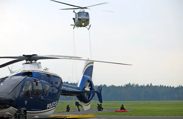 V prihodnje naj bi za medicinske helikopterske prevoze 
skrbela izključno letalska policijska enota, ki pa ima zelo 
zastarelo floto.