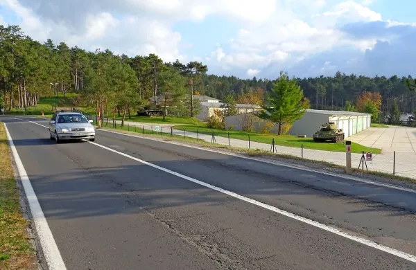  Policija ne opaža, da bi razstavljeni tanki res motili voznike, ki 
naj bi se zato zaletavali.  
