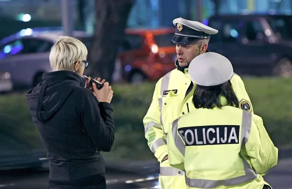 V dneh, ko po številnih primorskih krajih pripravljajo različna 
martinovanja, bodo  tudi primorski policisti  - kot že vrsto let -  
preverjali, ali vozniki upoštevajo zakonske omejitve.  