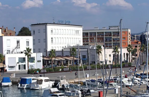 Okrožno sodišče v Ljubljani je  pred dnevi razsodilo, da 
pogodba o prodaji Hotela Koper ni bila nikoli sklenjena, kar 
pomeni, da je koprska občina izgubila boj za njegovo  
lastništvo in obenem tožbo proti družbama DZS in Terme 
Čatež. 