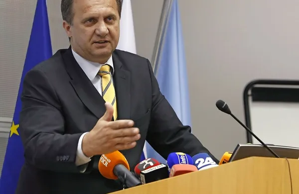 Ko so novinarji Dela kopali po malteškem registru za podatki, 
ki so jih pridobili v okviru projekta Rajski dokumenti, do 
katerih je prišel nemški časopis Süddeutsche Zeitung, so se 
razkrile tudi podrobnosti poslovanja v davčni oazi davčnega 
svetovalca in nekdanjega direktorja davčne uprave Ivana 
Simiča.