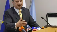 Ko so novinarji Dela kopali po malteškem registru za podatki, 
ki so jih pridobili v okviru projekta Rajski dokumenti, do 
katerih je prišel nemški časopis Süddeutsche Zeitung, so se 
razkrile tudi podrobnosti poslovanja v davčni oazi davčnega 
svetovalca in nekdanjega direktorja davčne uprave Ivana 
Simiča.
