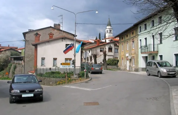    Načrtovana kanalizacija na Gradišču naj bi pripomogla k 
trdnosti tal pod vasjo in s tem vsaj omilila, če že ne odpravila,  
nastajanje razpok na hišah.    