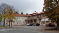  Knjižnico (na levi strani) naj bi preselili in namesto nje spet 
uredili prireditveno dvorano. V desnem krilu stavbe  naj bi 
prostore dobila društva in morda tudi knjižnica. 