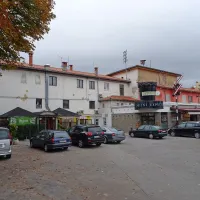 Kletni prostori, kjer so lokali v zasebni lasti, bi ostali takšni, kot so, mogoče bodo nad terasami 
naredili prizidek, ki bi služil tudi kot streha teras.