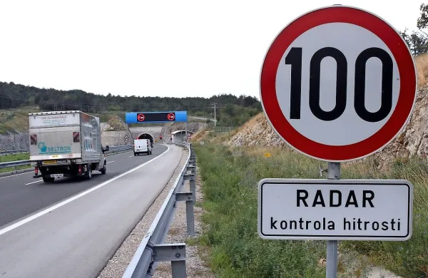 Na cestnih odsekih, ki so opremljeni z radarji, so povprečne 
hitrosti nižje.