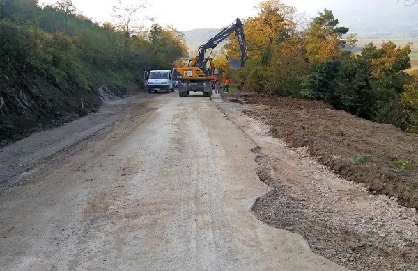 Med Dolenjami in Planino obnavljajo   nekaj več kot  300 
metrov lokalne ceste.