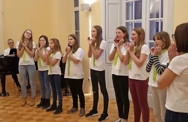 Punce iz celovškega Mladinskega zbora JAMzi pesmi preoblačijo v  jazz, blues, rap ... 