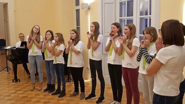 Punce iz celovškega Mladinskega zbora JAMzi pesmi preoblačijo v  jazz, blues, rap ... 