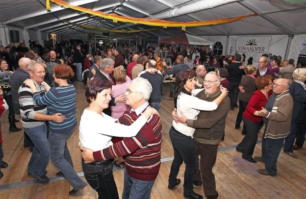 Takole so se obiskovalci prejšnja leta vrteli v šotoru Vinakopra.  