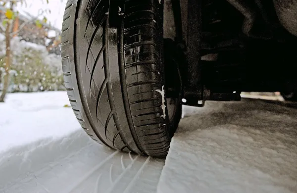 Pogoji za uporabo snežnih verig so izpolnjeni, ko je na 
vozišču toliko snega, da gume med vožnjo ne pridejo v stik s 
površino vozišča in za njimi ostaja snežna sled. Pri zimskih 
gumah nameščanje verig ni potrebno.