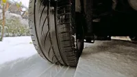 Pogoji za uporabo snežnih verig so izpolnjeni, ko je na 
vozišču toliko snega, da gume med vožnjo ne pridejo v stik s 
površino vozišča in za njimi ostaja snežna sled. Pri zimskih 
gumah nameščanje verig ni potrebno.