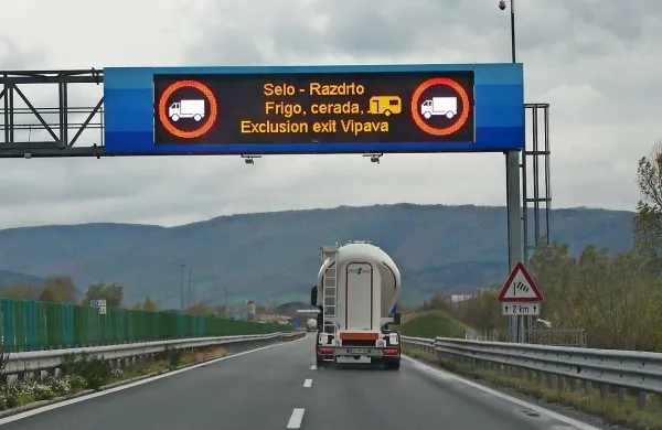 Zapora ceste tokrat ni bila zelo moteča, a vetrna zaščita 
cestnega odseka je kljub temu nujna.   