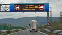 Zapora ceste tokrat ni bila zelo moteča, a vetrna zaščita 
cestnega odseka je kljub temu nujna.   