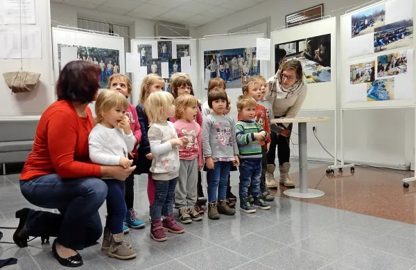 Kraške suhe zide so spoznavali tudi malčki iz vrtca v Povirju, 
ki so na prireditvi v knjižnici tudi zapeli. 