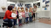 Kraške suhe zide so spoznavali tudi malčki iz vrtca v Povirju, 
ki so na prireditvi v knjižnici tudi zapeli. 