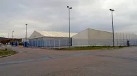 Šotori za skladiščenje dodatnih količin odpadkov že stojijo, v njih so  leseni peleti. 