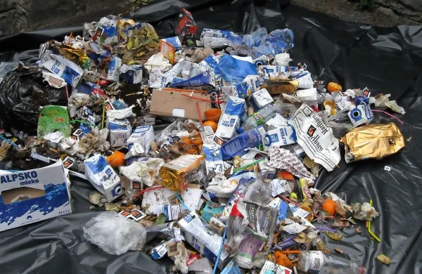 Embalaža, papir in hrana končajo v zabojniku za mešane 
komunalne odpadke zaradi naše nemarnosti.