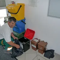 Vsak odpadek sodi v poseben zabojček.