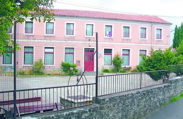 V koprski občini so si premislili in so s seznama za dražbo umaknili staro šolo v Sv. 
Antonu. 


