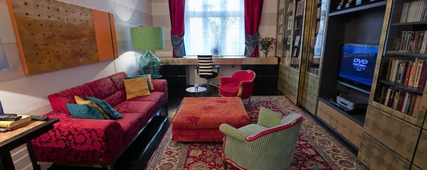 Velika knjižnica - zastekljena 
knjižna omara - da so knjige vedno 
na dosegu pogleda in rok.