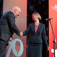 Direktorju Vinakopra Robertu Fakinu je ob jubileju čestitala Tanja 
Strniša, državna sekretarka na kmetijskem ministrstvu. jaka jeraša