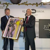 Briški župan Franc Mužič (desno) je Silvanu Peršolji predal simbolično 
darilo ob jubileju Kleti Brda. jure batagelj