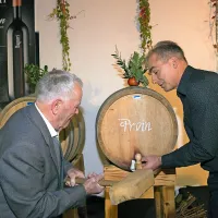 94-letni Srečko Drnovšček je prvi zabil pipo v sod vina. JURE BATAGELJ
