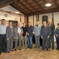 Trem generacijam družin Feri, Golob, Gabrijelčič in Drnovšček je pripadla čast, da so odprli prve štiri sode letošnjih 
vin iz briške kleti. jure batagelj
