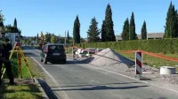 Po   cesti je mogoče voziti le v  smeri od avtokampa  proti Kajuhovi ulici.