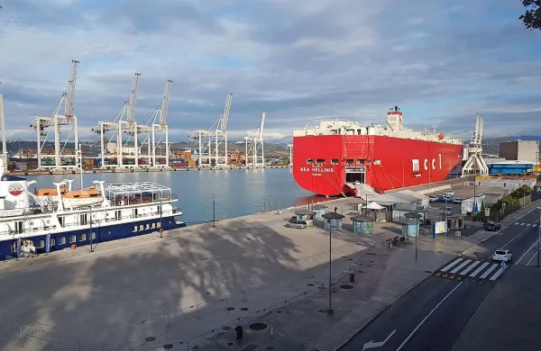 Območje prvega in drugega veza, s katerim želi upravljati občina, kot to predvideva tudi DPN, je danes zelo zaseden del pristanišča; da bi ga Luka lahko prepustila občini, bi morala prej zagotoviti priveze drugje v pristanišču, tudi s podaljšanjem prvega pomola.  