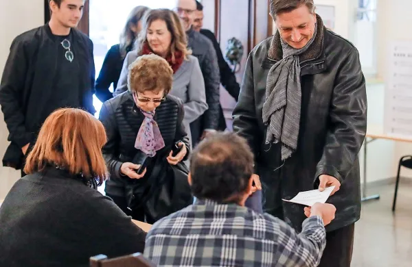 Ob oddaji glasu na domačem volišču v Šempetru pri Gorici je 
predsedniški kandidat Borut Pahor dejal, da je bilo v tej 
predvolilni kampanji nekaj kontraverz, eno od protislovij pa je 
tudi to, da je danes veliko bolj miren kot je bil v prvem 
krogu.