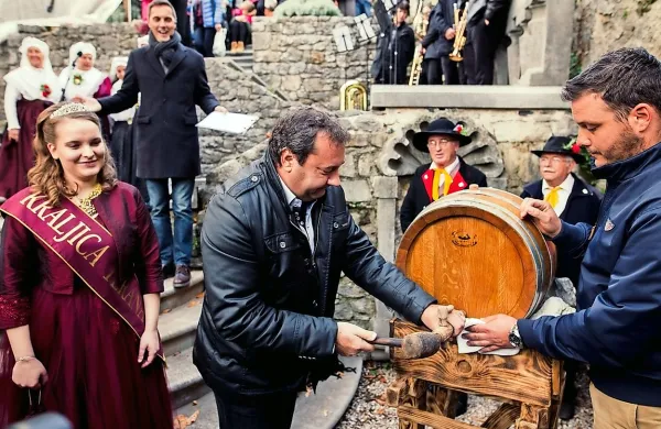 Tako je v družbi kraljice terana Tinkare Gulič pred množico 
obiskovalcev v soboto v Štanjelu zabil pipo v sod novega vina 
komenski župan Marko Bandelli. 