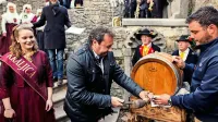 Tako je v družbi kraljice terana Tinkare Gulič pred množico 
obiskovalcev v soboto v Štanjelu zabil pipo v sod novega vina 
komenski župan Marko Bandelli. 