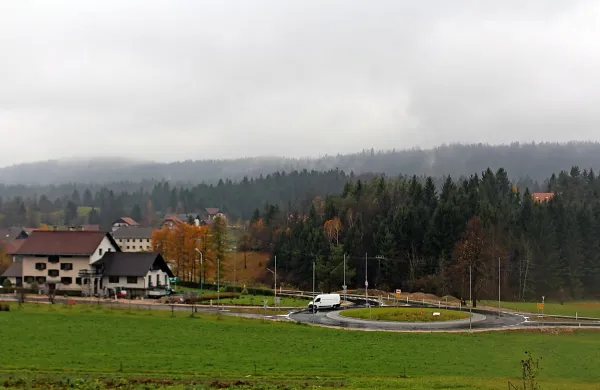 Medtem ko v Godoviču rešujejo vitalne probleme, se pred 
vasjo  bohoti pred tremi tedni odprto nepotrebno krožišče.

