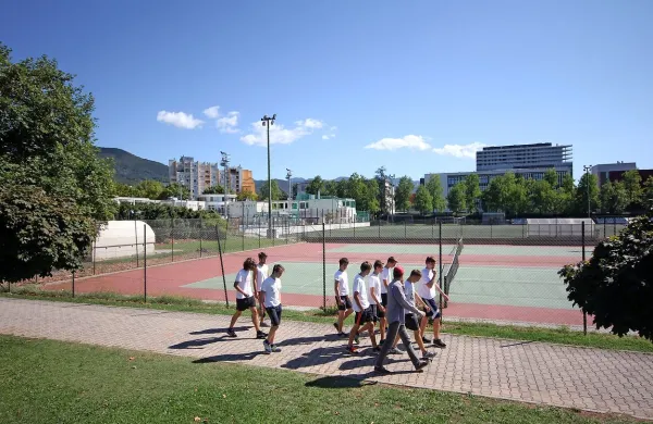 Kjer sredi mesta zdaj vadijo tenisači, naj bi nekoč plavalci.

