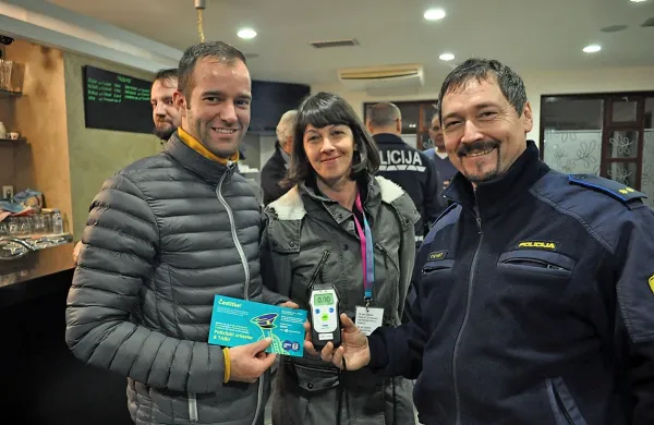 Prometni policist Igor Kodrič (desno) in Tanja Drole iz 
združenja DrogArt (v sredini) sta z vstopnicami in drugimi 
darili nagradila vse trezne voznike.