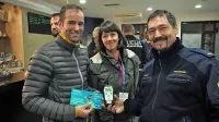 Prometni policist Igor Kodrič (desno) in Tanja Drole iz 
združenja DrogArt (v sredini) sta z vstopnicami in drugimi 
darili nagradila vse trezne voznike.