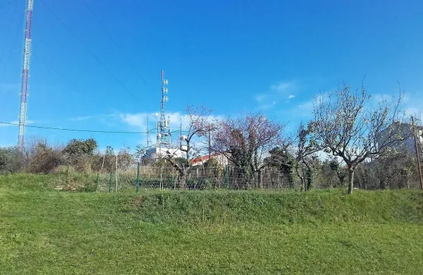 Sončne vile na Belem križu že enajst let čakajo na začetek gradnje.
