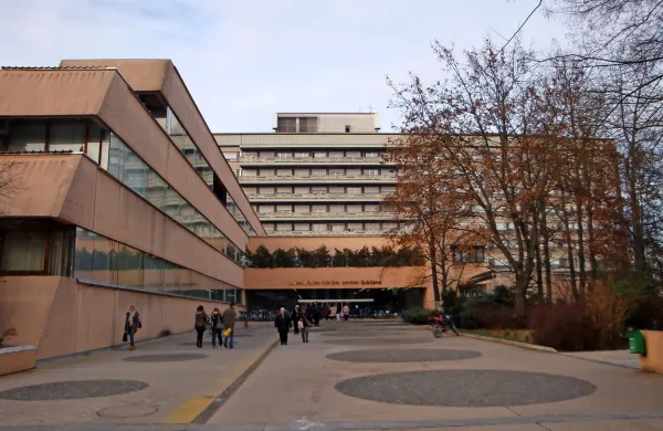 Zaradi  ponavljajočih se afer na programu otroške srčne 
kirurgije zahteva vlada nujni sklic sveta zavoda in pričakuje 
razrešitev vodstva ljubljanskega kliničnega centra. 