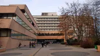 Zaradi  ponavljajočih se afer na programu otroške srčne 
kirurgije zahteva vlada nujni sklic sveta zavoda in pričakuje 
razrešitev vodstva ljubljanskega kliničnega centra. 