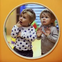 Slabi in vse slabši medsebojni odnosi v tej dejavnosti že dolgo še najbolj škodijo slovenskim 
otrokom s prirojeno srčno napako, zato bo vlada ustanovila samostojni center za zdravljenje 
vseh bolnikov s srčnimi napakami.