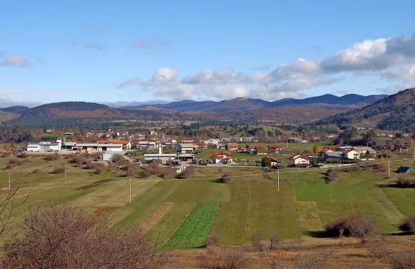 Vas Bač bo morda postala samostojna krajevna skupnost. Vaščani namreč menijo, da se v zdajšnji veliki KS Knežak njihovi 
glasovi in potrebe  “izgubijo”.