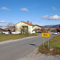 Vaščani Bača morajo reševati tudi probleme z bližnjim 
streliščem Slovenske vojske. A kot vas sploh niso uradni 
sogovornik, zato si želijo svojo KS.