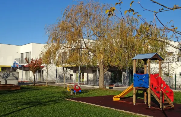  Zaradi odprave plačnih nesorazmerij so se plače povišale kar 
111 zaposlenim v vseh enotah vrtca Sežana, tudi v divaškem 
(na fotografiji). To se odraža tudi na višjih cenah oskrbe. 