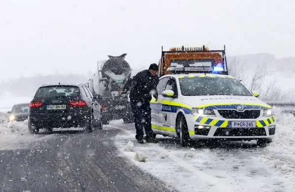 Ne policija ne Darsovci niso mogli veliko pomagati, ko je na 
avtocesti vse obstalo. 