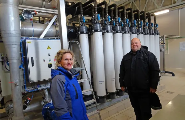 Irena Sušelj Šajn in David Penko pri enem od treh modulov ultrafiltracije v vodarni Malni v Planini. 