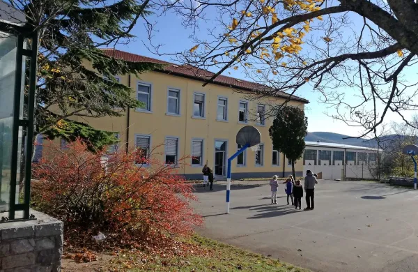Če bo občina uspešna  na razpisu za evropski denar, bo  
osnovno šolo (na fotografiji), vrtec, telovadnico in (bodočo) 
večnamesko dvorano ogrevala na sekance in  prihranila. 