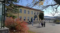 Če bo občina uspešna  na razpisu za evropski denar, bo  
osnovno šolo (na fotografiji), vrtec, telovadnico in (bodočo) 
večnamesko dvorano ogrevala na sekance in  prihranila. 